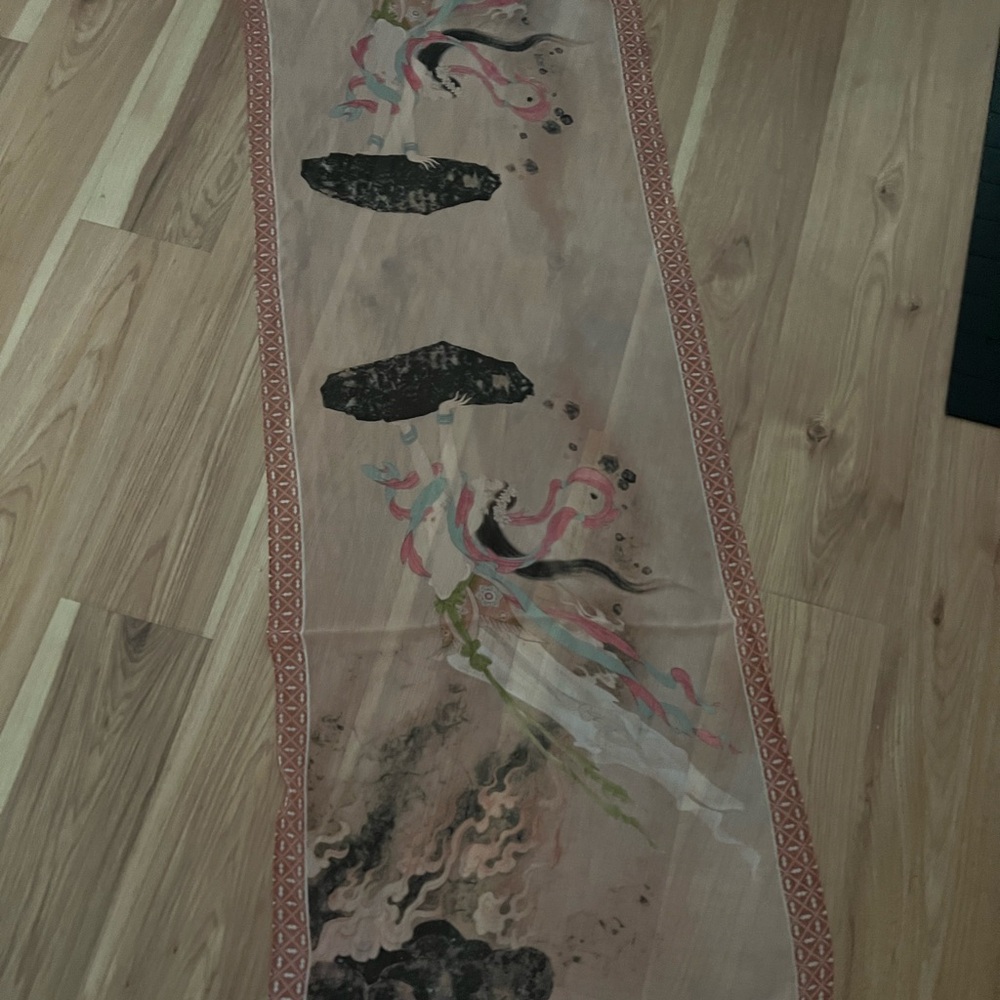 Elegant vintage 100% Silk Scarf with Artistic Design - Picture 5 of 8